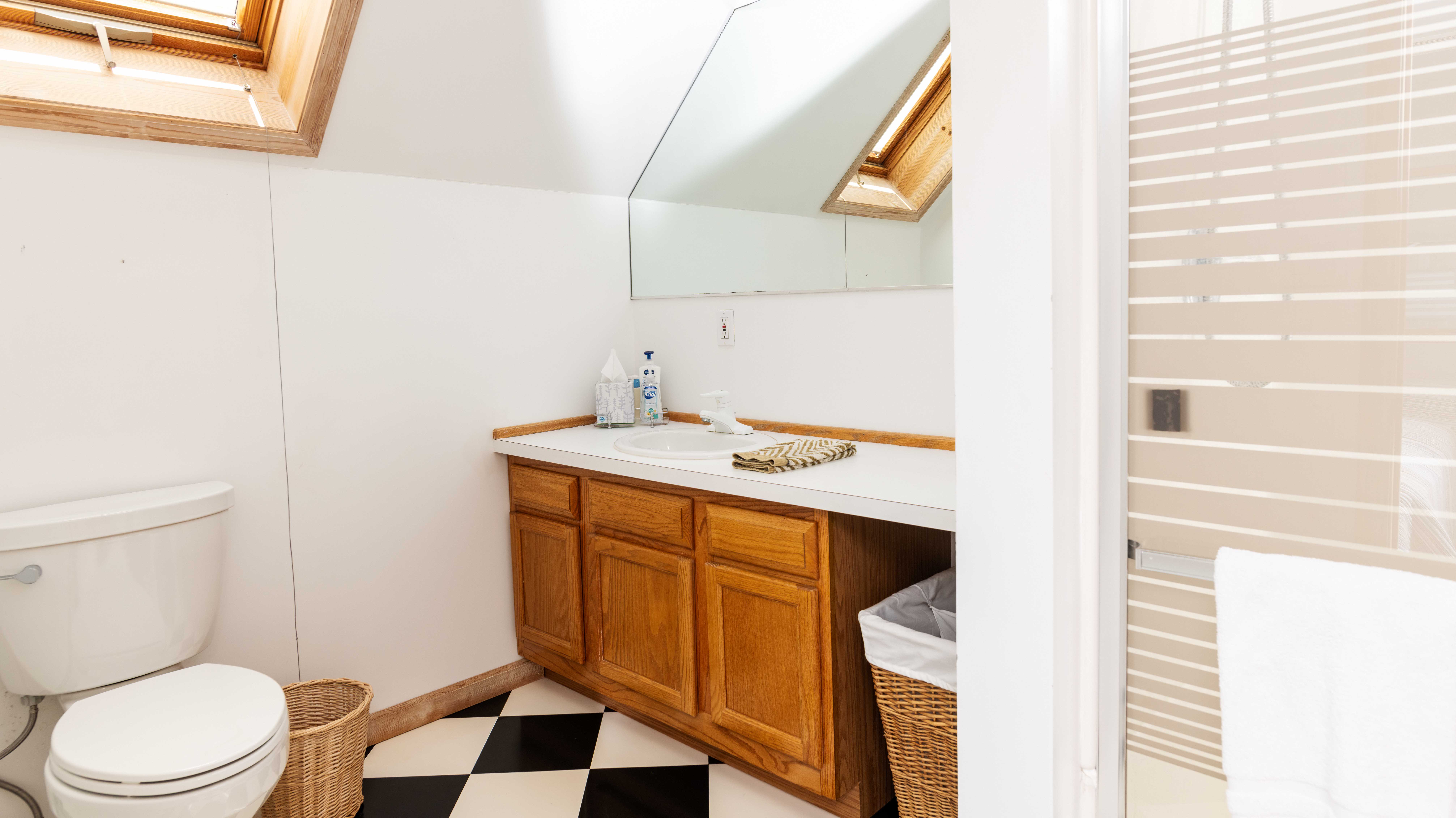 164 Foxhill Rd Upstarirs BR Suite Bath 1